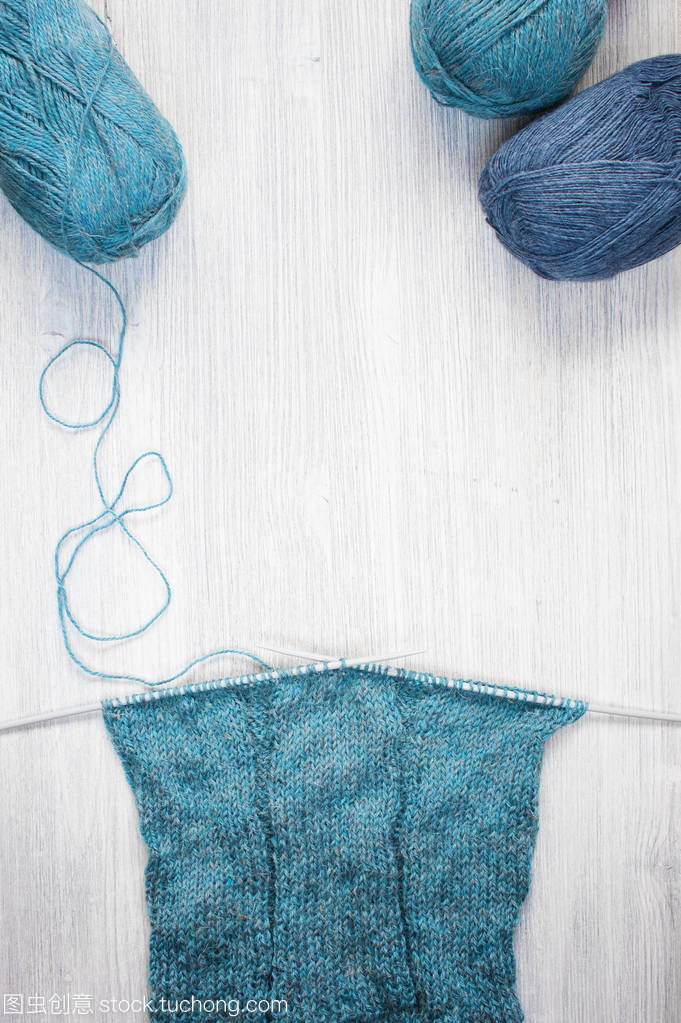 針織的圍巾和木制的桌子上羊毛絞