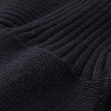 優雅隨行，舒適恒久 佐丹奴經典黑色開襟針織衫的日常美學